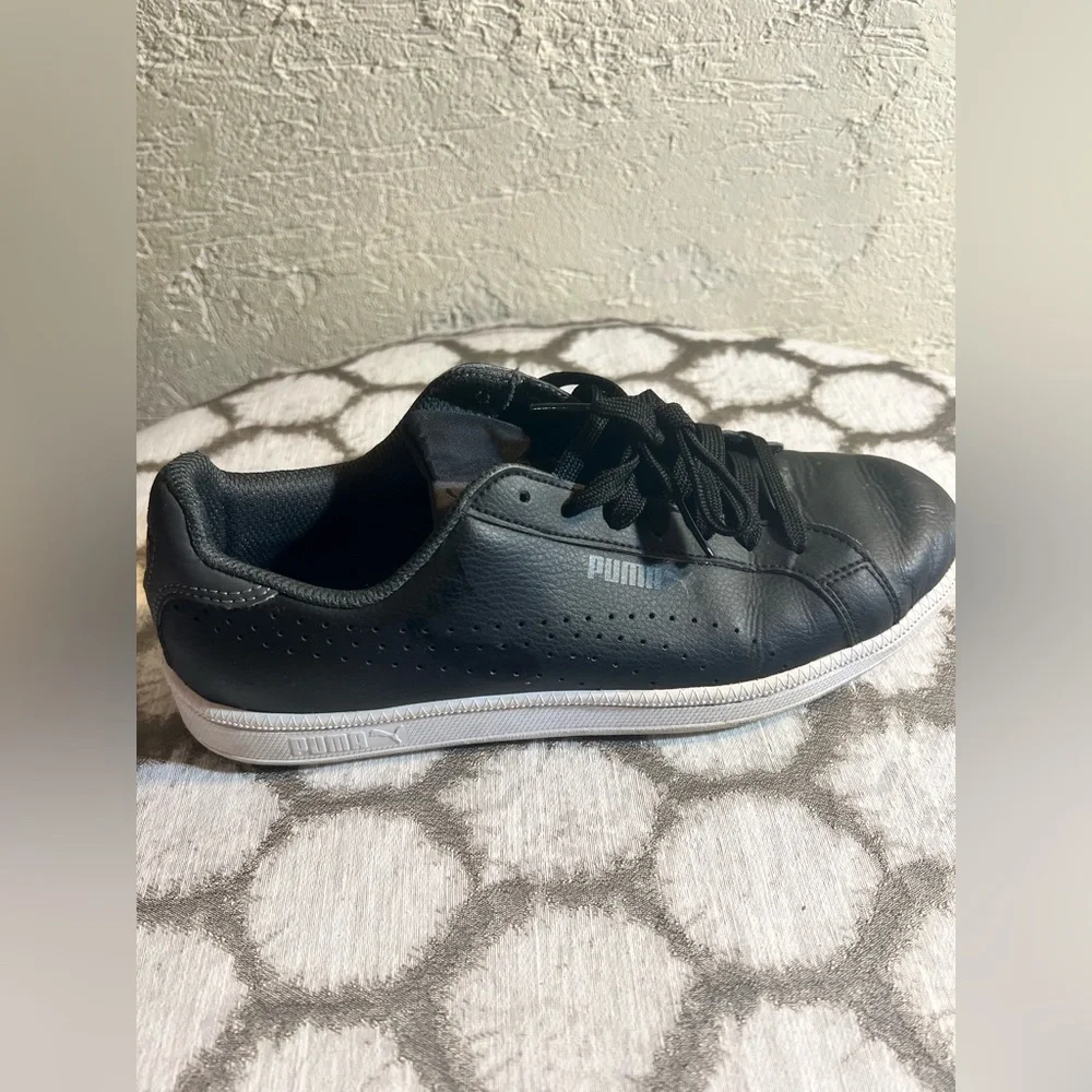 Puma Black Sneakers, classic women’s everyday sneaker. Pre-worn 2 times, great!